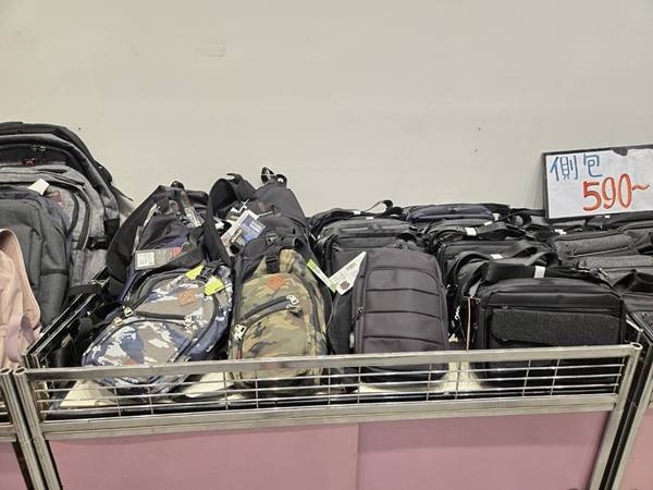 台中南區行李箱特賣會,最低990元起、 胖胖箱、前開式行李箱、 後背包 22 台中南區行李箱特賣會,最低990元起、 胖胖箱、前開式行李箱、 後背包