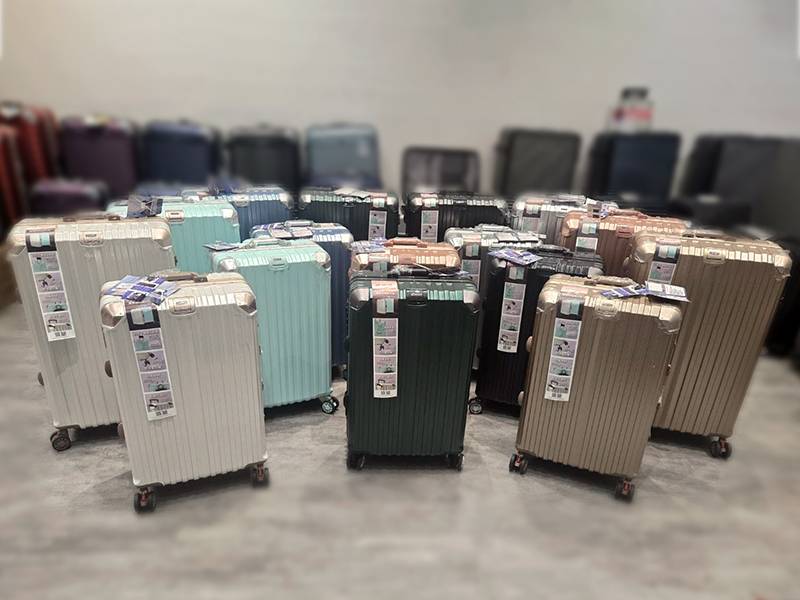 台北松山行李箱特賣會，工廠直營廠拍最低800元起，超夯前開式行李箱、後背包、登機箱通通有