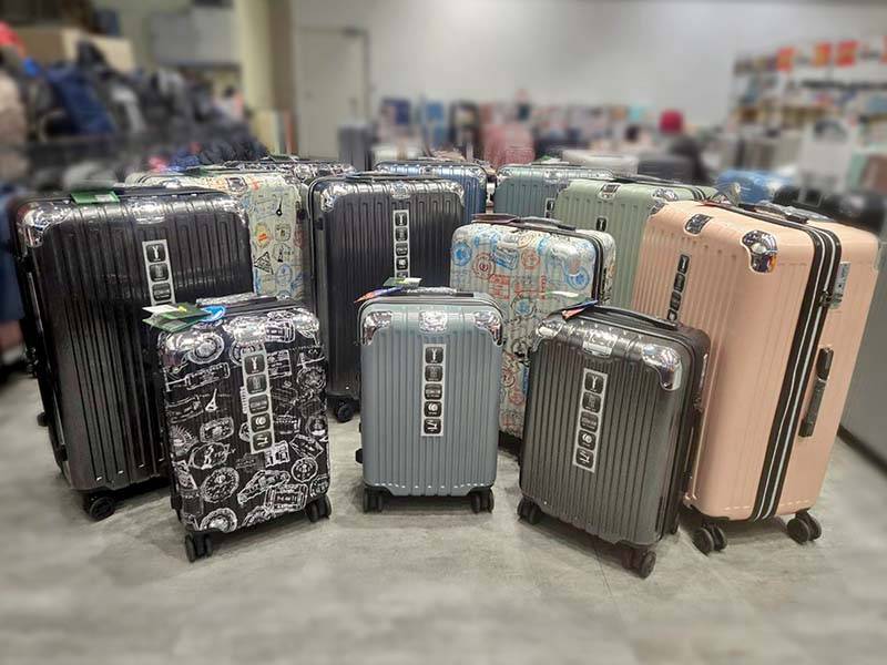 台北松山行李箱特賣會，工廠直營廠拍最低800元起，超夯前開式行李箱、後背包、登機箱通通有
