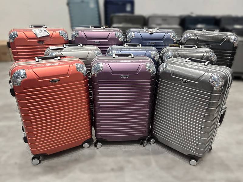 台北松山行李箱特賣會，工廠直營廠拍最低800元起，超夯前開式行李箱、後背包、登機箱通通有