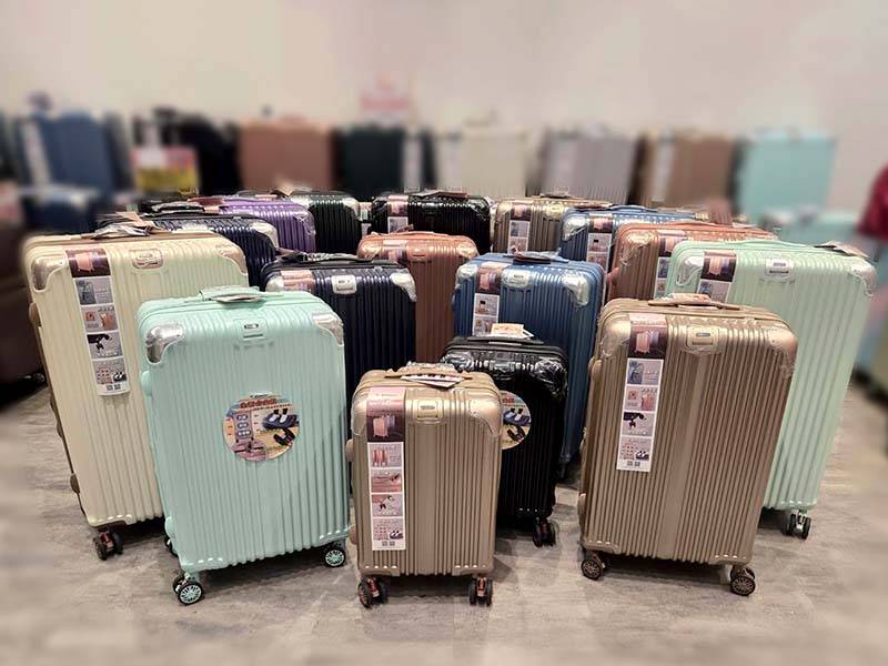 台中豐原行李箱特賣會,最低800元起,前開式行李箱、胖胖箱 42 台中豐原行李箱特賣會,最低800元起,前開式行李箱、胖胖箱