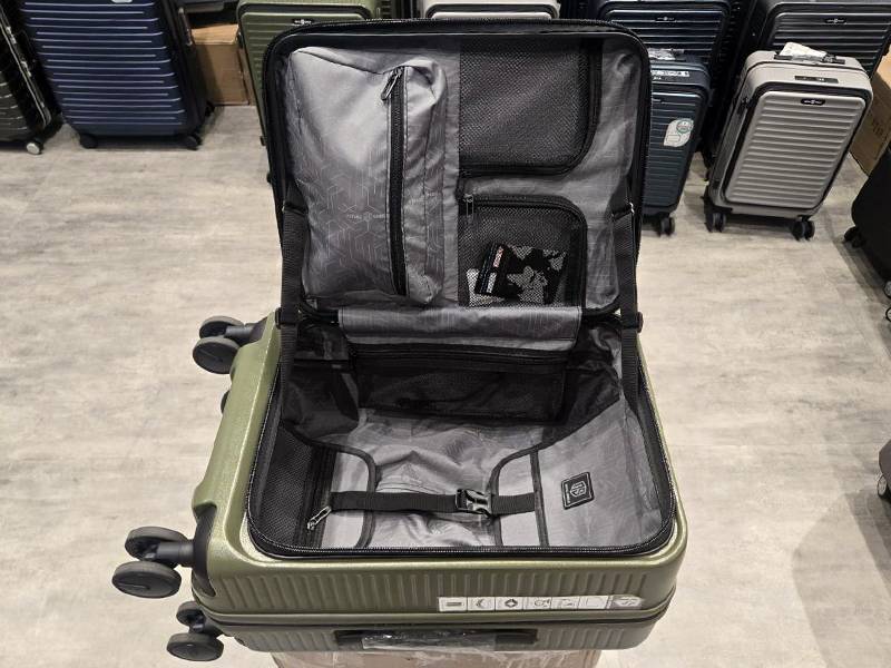 台北松山行李箱特賣會，工廠直營廠拍最低800元起，超夯前開式行李箱、後背包、登機箱通通有