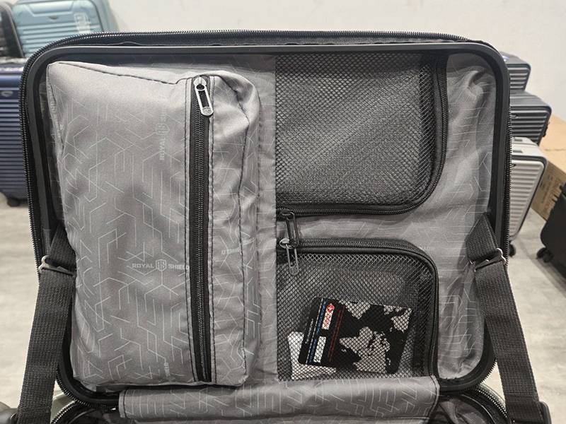 台北松山行李箱特賣會，工廠直營廠拍最低800元起，超夯前開式行李箱、後背包、登機箱通通有