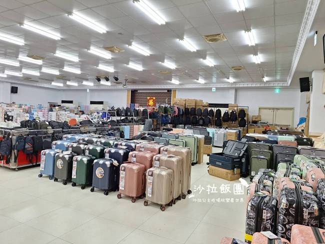 雲林台西行李箱特賣會，最低800元起，胖胖箱、前開式行李箱、包包