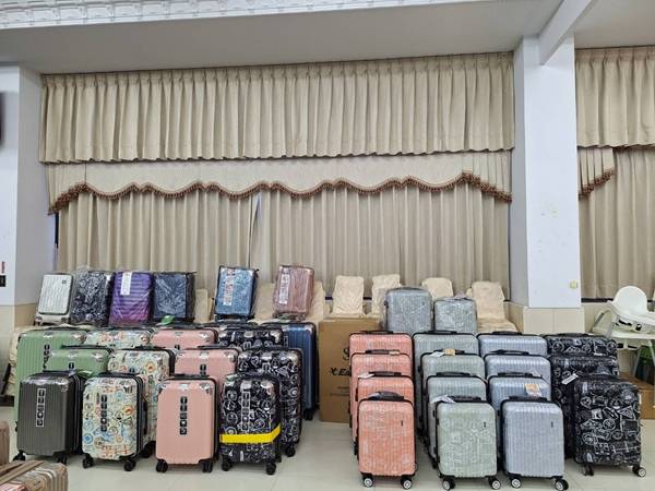 雲林台西行李箱特賣會,最低800元起,胖胖箱、前開式行李箱、包包 5 雲林台西行李箱特賣會,最低800元起,胖胖箱、前開式行李箱、包包