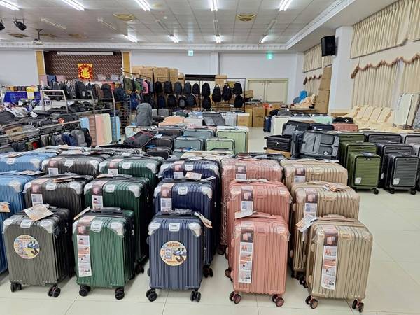 雲林台西行李箱特賣會,最低800元起,胖胖箱、前開式行李箱、包包 11 雲林台西行李箱特賣會,最低800元起,胖胖箱、前開式行李箱、包包