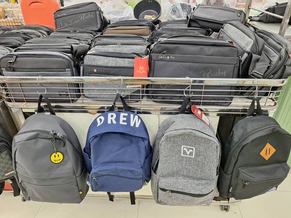 雲林台西行李箱特賣會,最低800元起,胖胖箱、前開式行李箱、包包 39 雲林台西行李箱特賣會,最低800元起,胖胖箱、前開式行李箱、包包