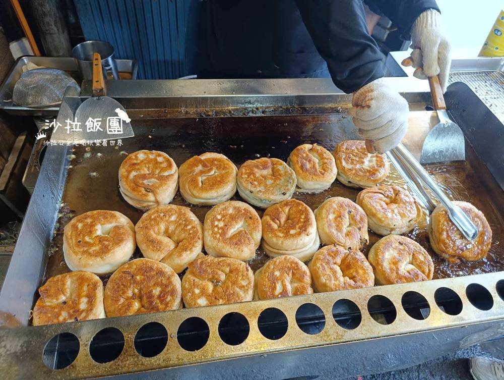 淡水美食『蘆洲王家手作蔥餅』排隊人氣小吃