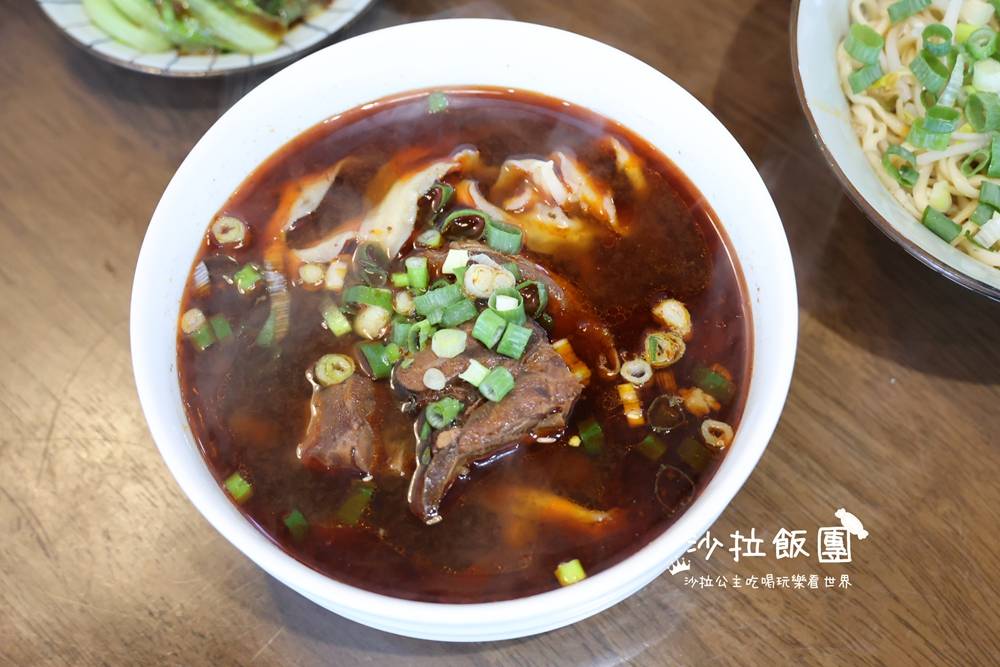 羅東美食『吾春牛肉麵』提供紅茶免費喝