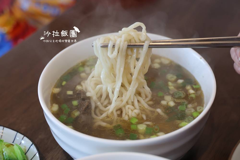 羅東美食『吾春牛肉麵』提供紅茶免費喝