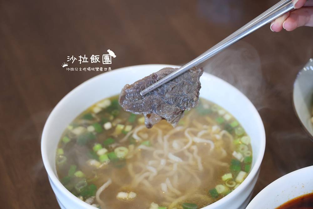 羅東美食『吾春牛肉麵』提供紅茶免費喝