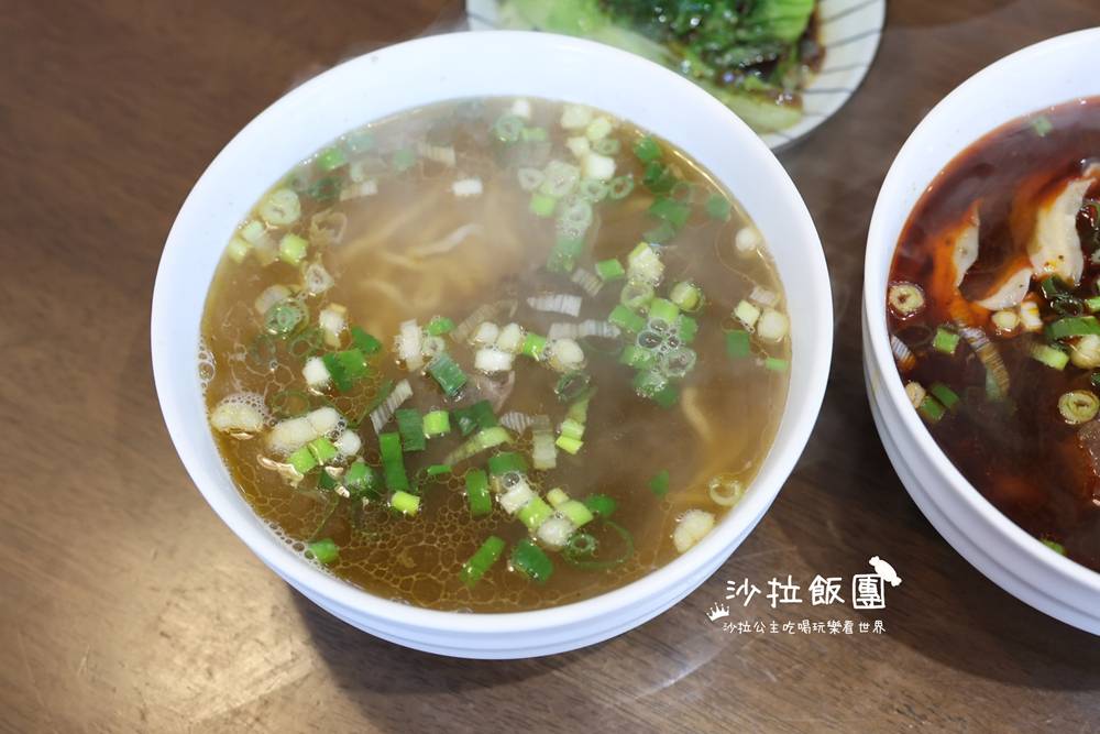 羅東美食『吾春牛肉麵』提供紅茶免費喝