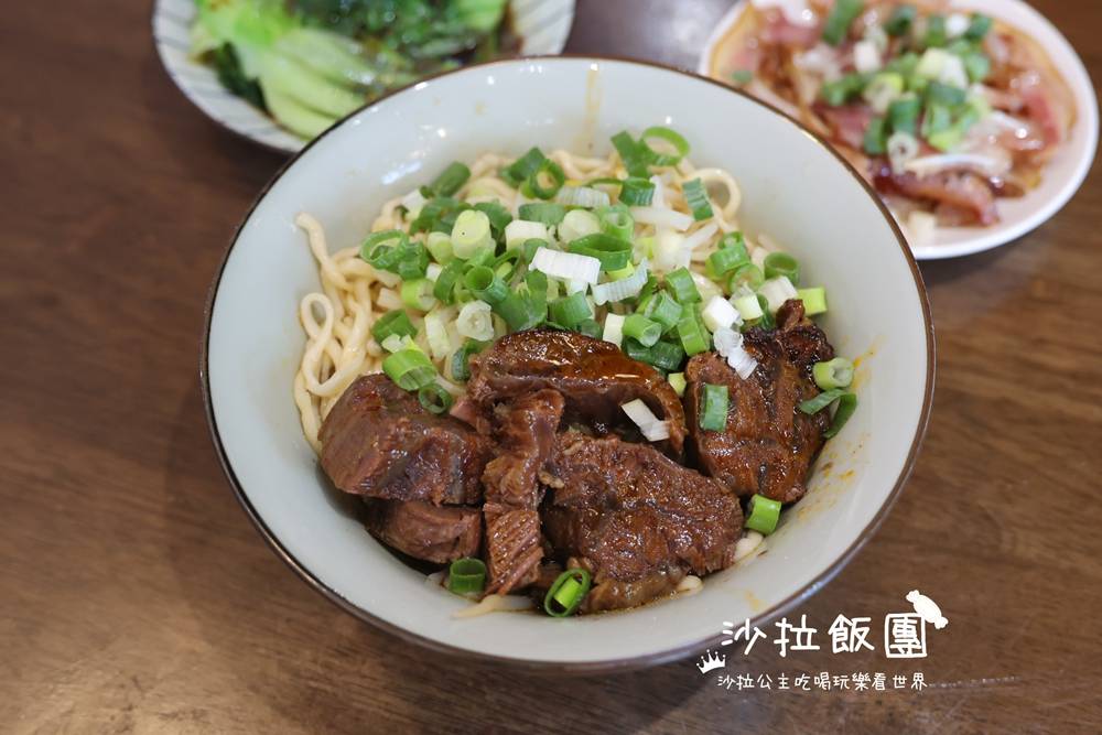 羅東美食『吾春牛肉麵』提供紅茶免費喝