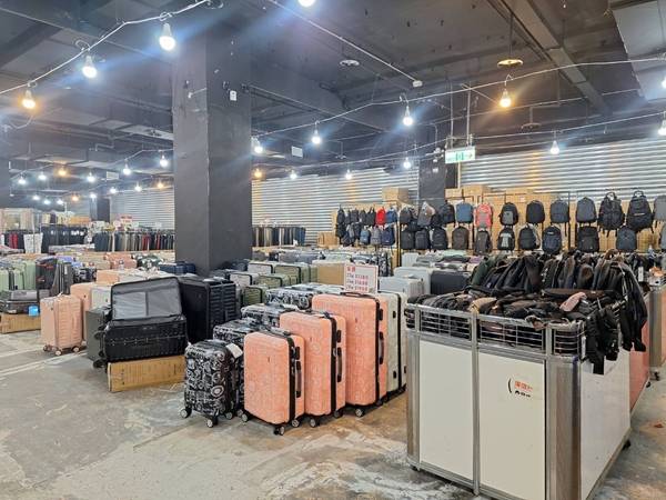桃園中壢行李箱特賣會，20吋800元起，超夯前開式行李箱、後背包、登機箱通通有