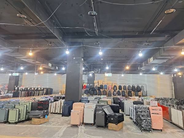 桃園中壢行李箱特賣會，20吋800元起，超夯前開式行李箱、後背包、登機箱通通有