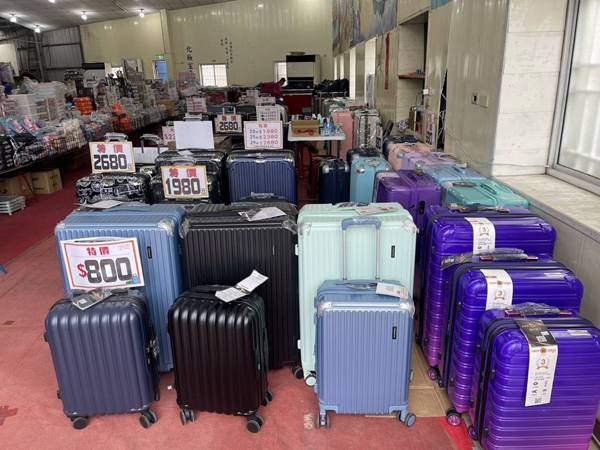 台中豐原行李箱特賣會,最低800元起,前開式行李箱、胖胖箱 2 台中豐原行李箱特賣會,最低800元起,前開式行李箱、胖胖箱