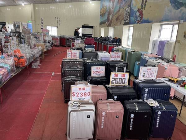台中豐原行李箱特賣會,最低800元起,前開式行李箱、胖胖箱 61 台中豐原行李箱特賣會,最低800元起,前開式行李箱、胖胖箱