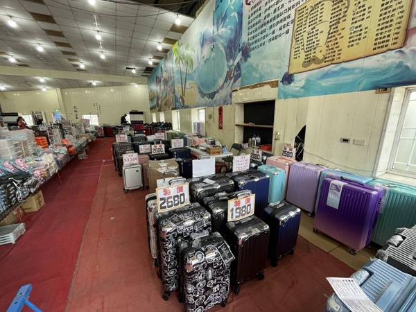 台中豐原行李箱特賣會,最低800元起,前開式行李箱、胖胖箱 62 台中豐原行李箱特賣會,最低800元起,前開式行李箱、胖胖箱
