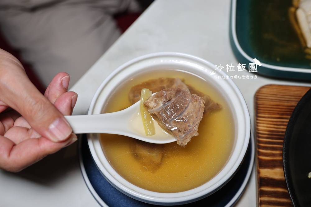 信義美食『漢來上海湯包』五星主廚、皮薄多汁不多不少18摺小籠湯包