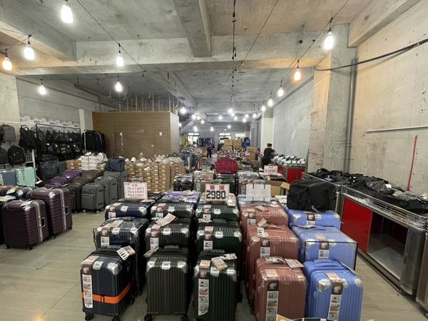 彰化大埔路行李箱、名牌運動鞋特賣會，行李箱最低800元起