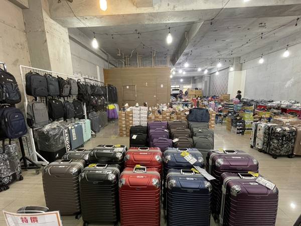 彰化大埔路行李箱、名牌運動鞋特賣會,行李箱最低800元起 27 彰化大埔路行李箱、名牌運動鞋特賣會,行李箱最低800元起