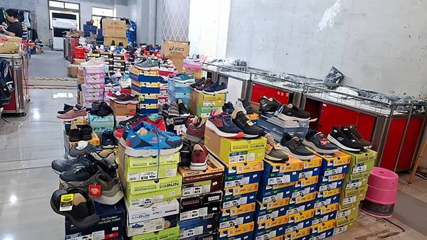 彰化大埔路行李箱、名牌運動鞋特賣會,行李箱最低800元起 3 彰化大埔路行李箱、名牌運動鞋特賣會,行李箱最低800元起