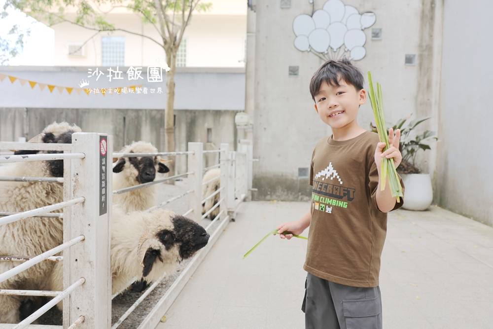 宜蘭咖啡『黑RURU CAFE』熊貓羊、笑笑羊互動、宜蘭景點