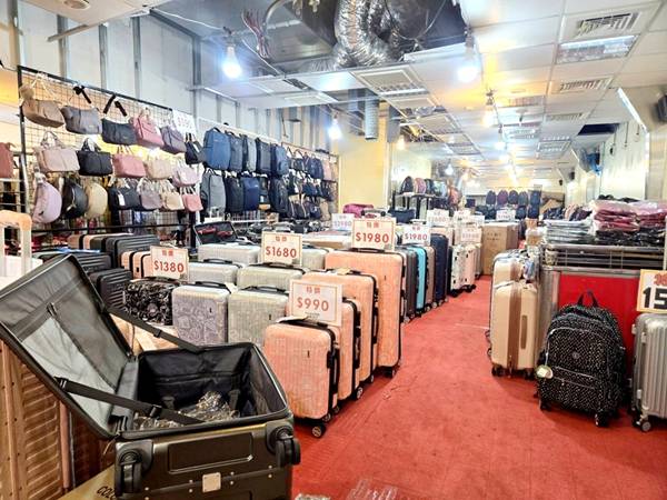 台北松山行李箱特賣會，工廠直營廠拍最低800元起，超夯前開式行李箱、後背包、登機箱通通有