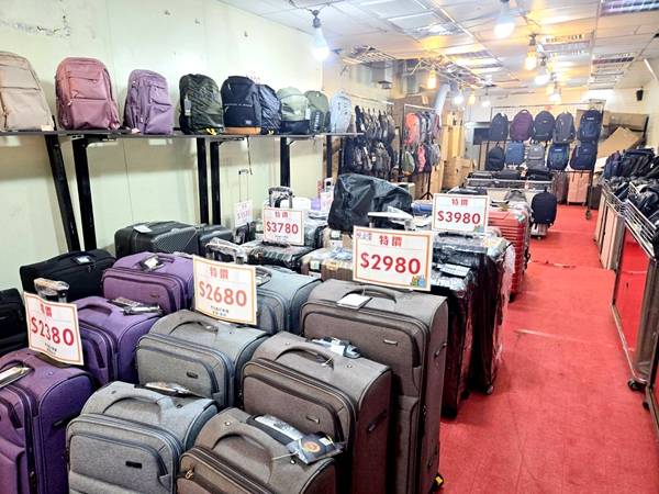 台北松山行李箱特賣會，工廠直營廠拍最低800元起，超夯前開式行李箱、後背包、登機箱通通有