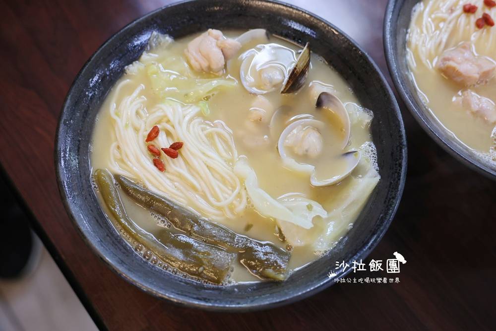 天母士東市場美食『雞湯專門店』士東市場148雞湯煨麵蒜香味十足