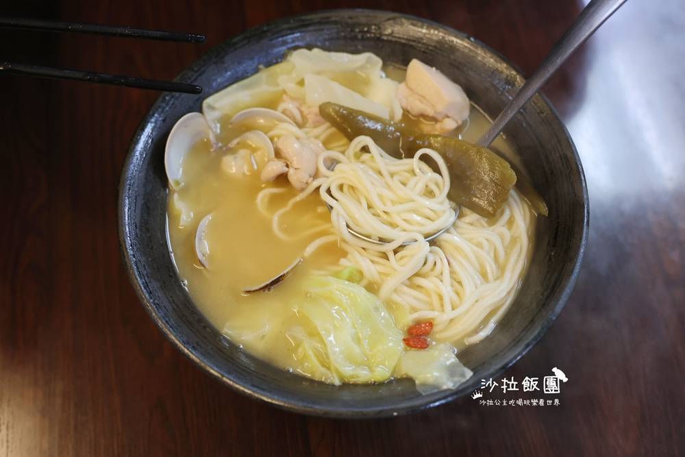 天母士東市場美食『雞湯專門店』士東市場148雞湯煨麵蒜香味十足