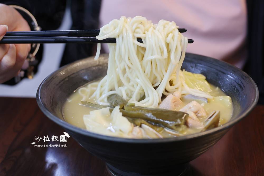 天母士東市場美食『雞湯專門店』士東市場148雞湯煨麵蒜香味十足