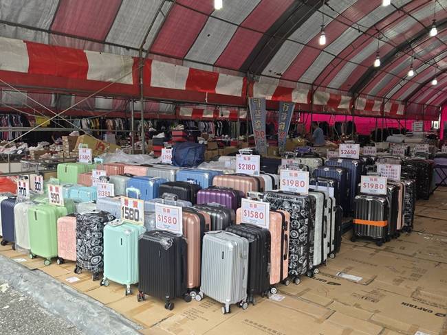 花蓮行李箱特賣會,最低800元起,前開式、登機箱、包包通通有 1 花蓮行李箱特賣會,最低800元起,前開式、登機箱、包包通通有
