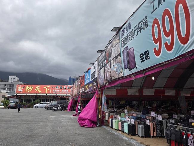 花蓮行李箱特賣會,最低800元起,前開式、登機箱、包包通通有 3 花蓮行李箱特賣會,最低800元起,前開式、登機箱、包包通通有