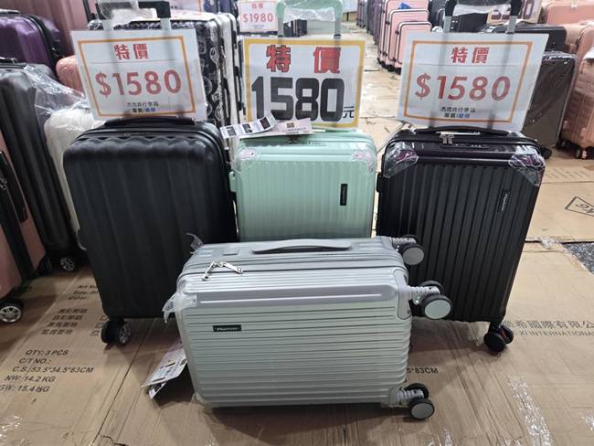 花蓮行李箱特賣會,最低800元起,前開式、登機箱、包包通通有 7 花蓮行李箱特賣會,最低800元起,前開式、登機箱、包包通通有