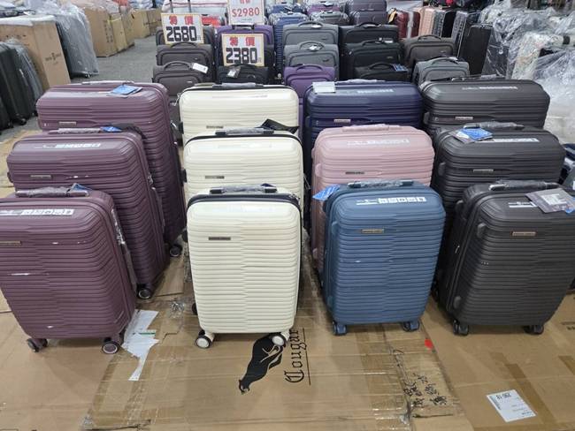 花蓮行李箱特賣會,最低800元起,前開式、登機箱、包包通通有 8 花蓮行李箱特賣會,最低800元起,前開式、登機箱、包包通通有