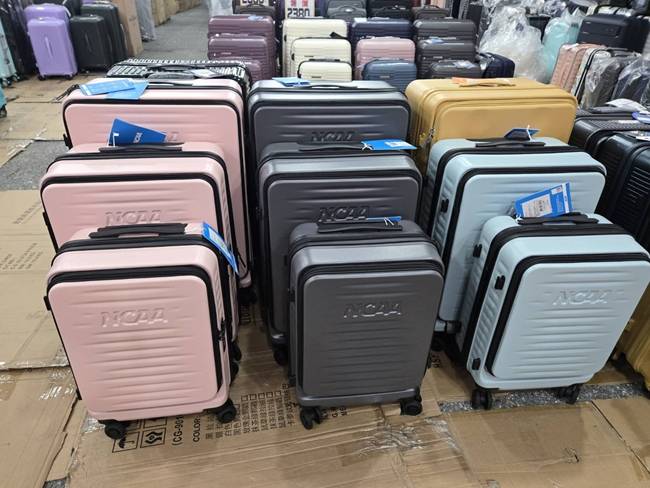 花蓮行李箱特賣會,最低800元起,前開式、登機箱、包包通通有 9 花蓮行李箱特賣會,最低800元起,前開式、登機箱、包包通通有