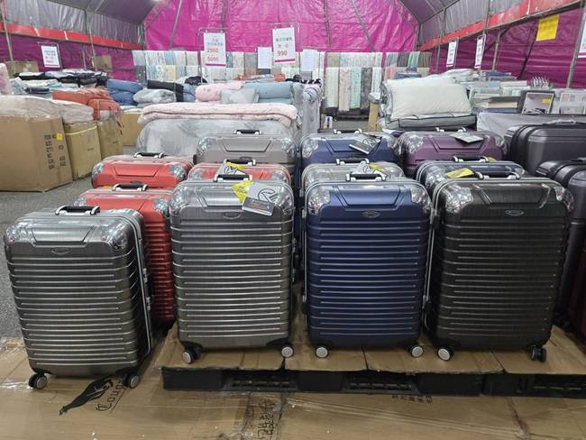 花蓮行李箱特賣會,最低800元起,前開式、登機箱、包包通通有 10 花蓮行李箱特賣會,最低800元起,前開式、登機箱、包包通通有