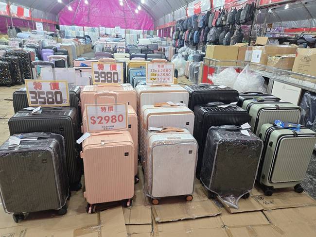 花蓮行李箱特賣會,最低800元起,前開式、登機箱、包包通通有 11 花蓮行李箱特賣會,最低800元起,前開式、登機箱、包包通通有