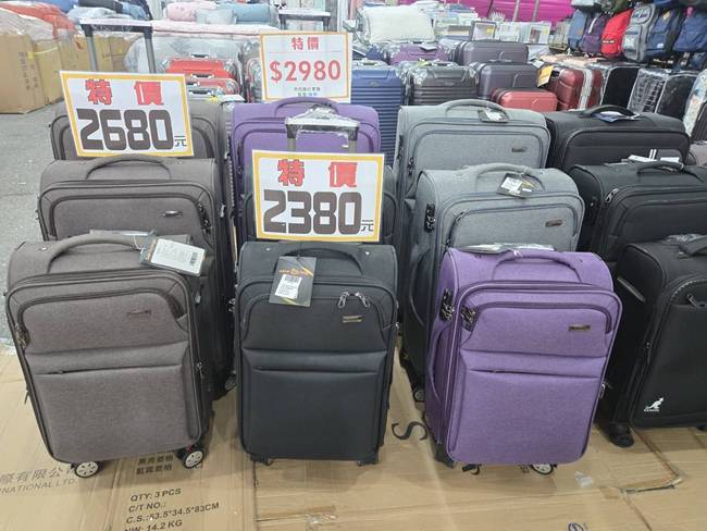 花蓮行李箱特賣會,最低800元起,前開式、登機箱、包包通通有 12 花蓮行李箱特賣會,最低800元起,前開式、登機箱、包包通通有