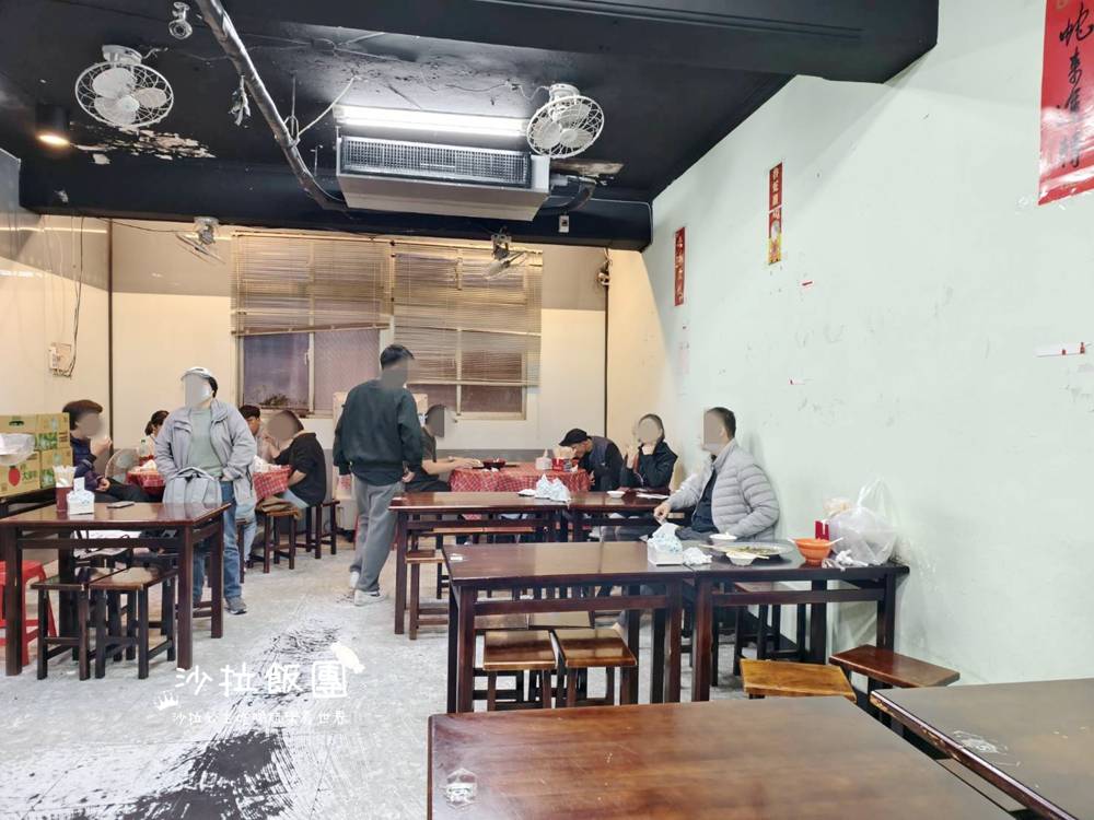 地板超油的排隊名店,大顆扎實水餃5顆就飽到不行 6 地板超油的排隊名店,大顆扎實水餃5顆就飽到不行