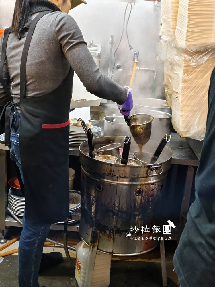 地板超油的排隊名店,大顆扎實水餃5顆就飽到不行 11 地板超油的排隊名店,大顆扎實水餃5顆就飽到不行