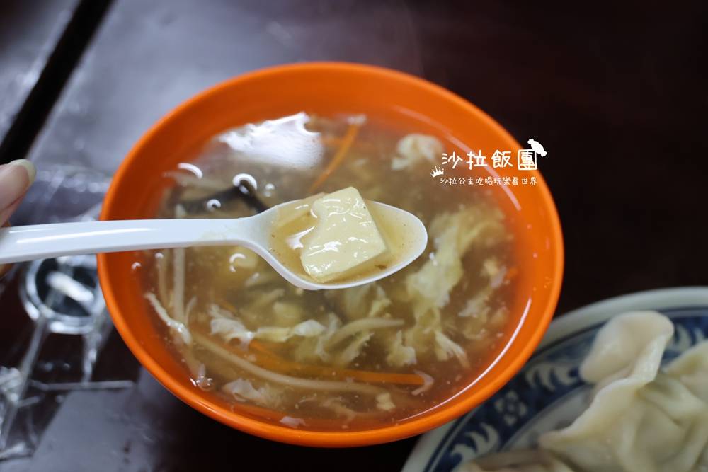 地板超油的排隊名店,大顆扎實水餃5顆就飽到不行 20 地板超油的排隊名店,大顆扎實水餃5顆就飽到不行