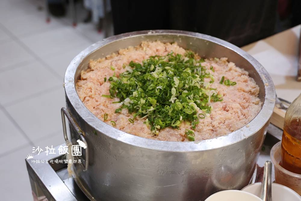 宜蘭礁溪排隊美食『正常鮮肉小湯包』排一小時才吃到