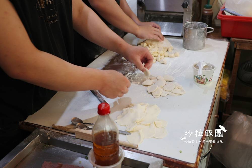 宜蘭礁溪排隊美食『正常鮮肉小湯包』排一小時才吃到