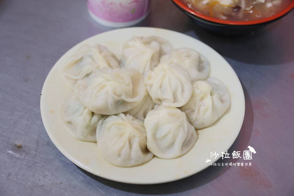 宜蘭礁溪排隊美食『正常鮮肉小湯包』排一小時才吃到