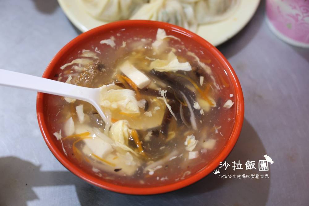 宜蘭礁溪排隊美食『正常鮮肉小湯包』排一小時才吃到