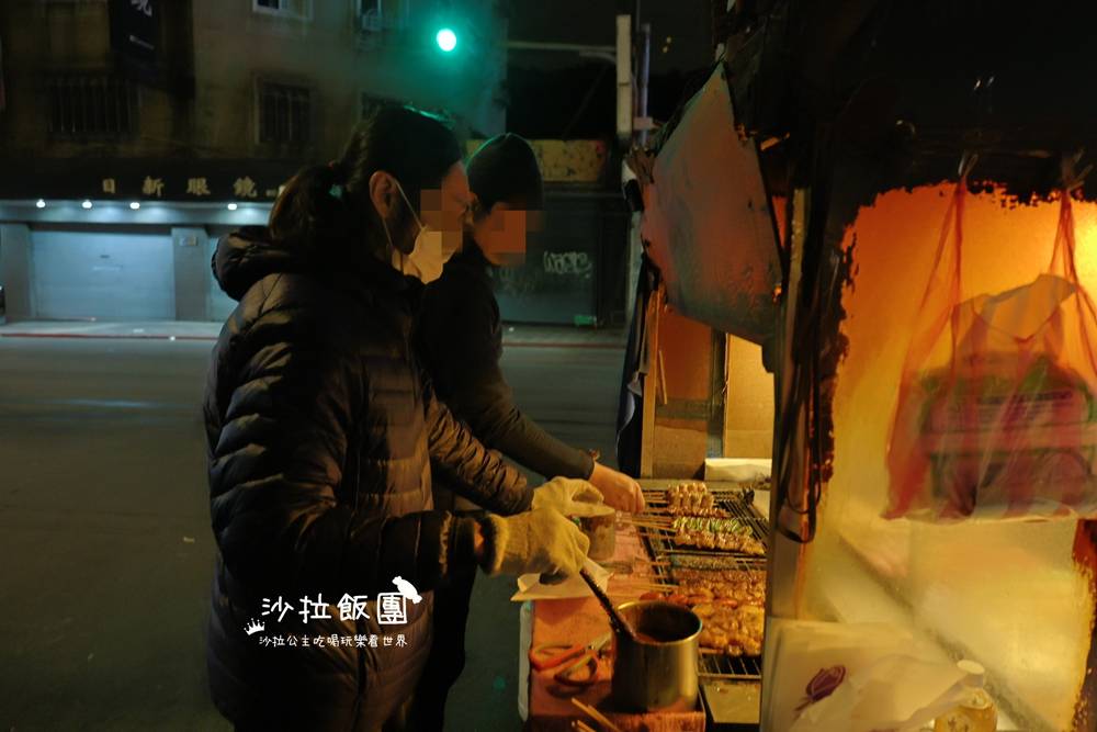 夜貓族才知道的深夜美味｜士林隱藏版七里香，週末凌晨限定炭火燒烤祕密攤