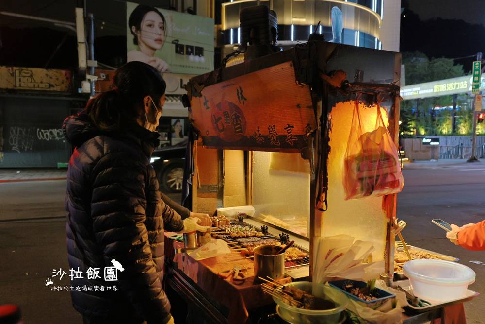 夜貓族才知道的深夜美味｜士林隱藏版七里香，週末凌晨限定炭火燒烤祕密攤