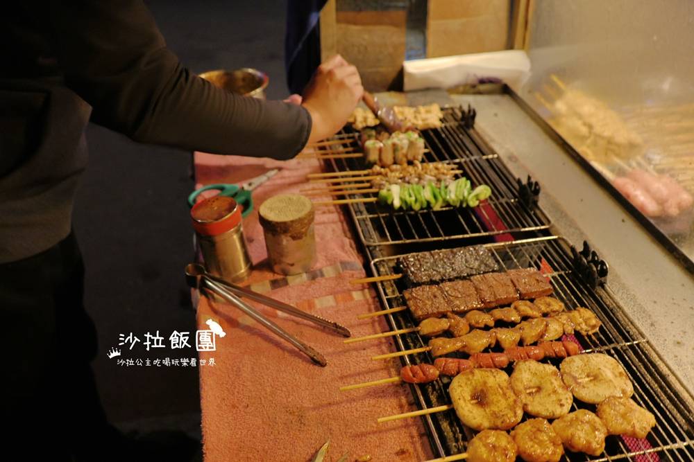 夜貓族才知道的深夜美味｜士林隱藏版七里香，週末凌晨限定炭火燒烤祕密攤